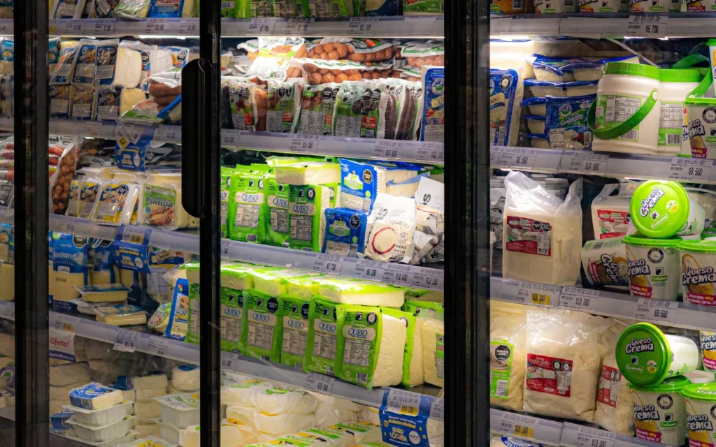 Хладилни витрини с млечни продукти в магазин